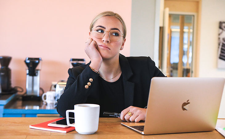 bored-woman-hand-face-laptop