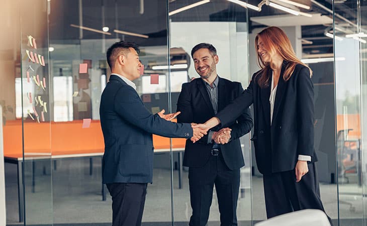 people-office-handshake-happy