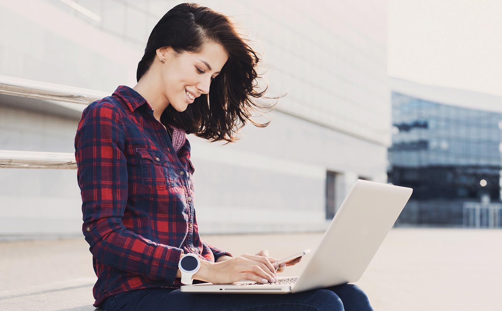 smiling-woman-laptop-outdoors