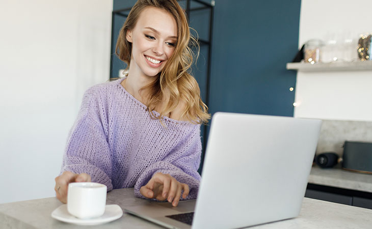 smiling-woman-using-laptop