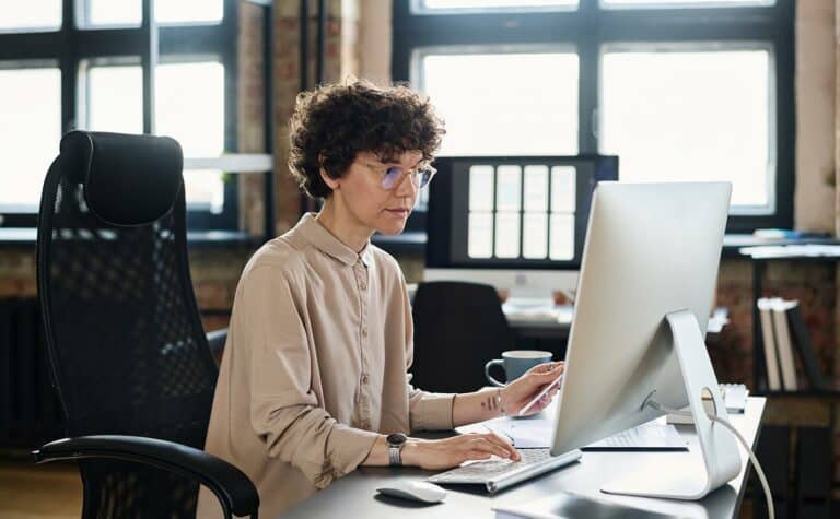 100+ Interview Questions For Administrative Assistants (Q&A)