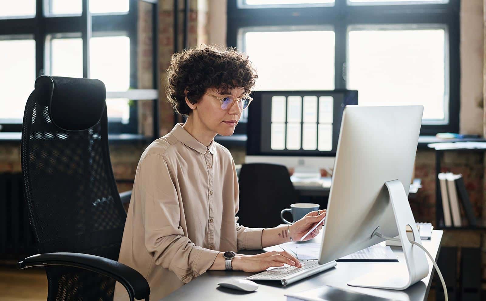 woman-computer-office