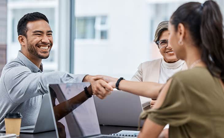 woman-handshake-man-office