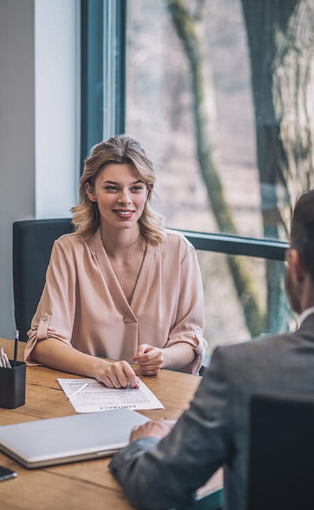 woman-talking-man-table