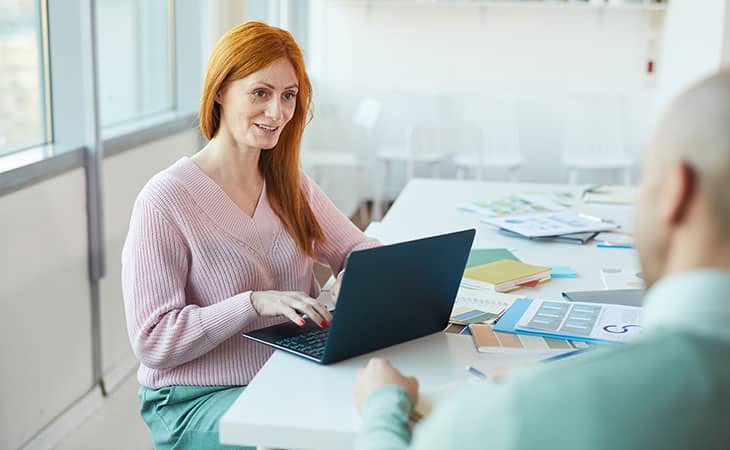 woman-talking-man-laptop