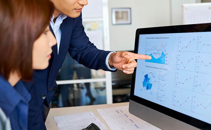 100+ Interview Questions To Identify Top Product Owners Evinex Corporation | Staffing Agency man-pointing-screen-woman